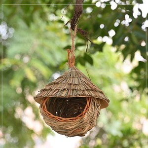 Nichoir en paille fait main 20 cm, nid suspendu, fournitures écologiques pour oiseaux, forme arrondie avec couvercle en bois - Product Image 2