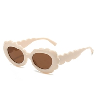 Nouveautés 2025 Lunettes de soleil rectangulaires en plastique tendance UV 400 Enfants Styles mignons en forme de cœur Logo personnalisé Lunettes de soleil pour filles et garçons