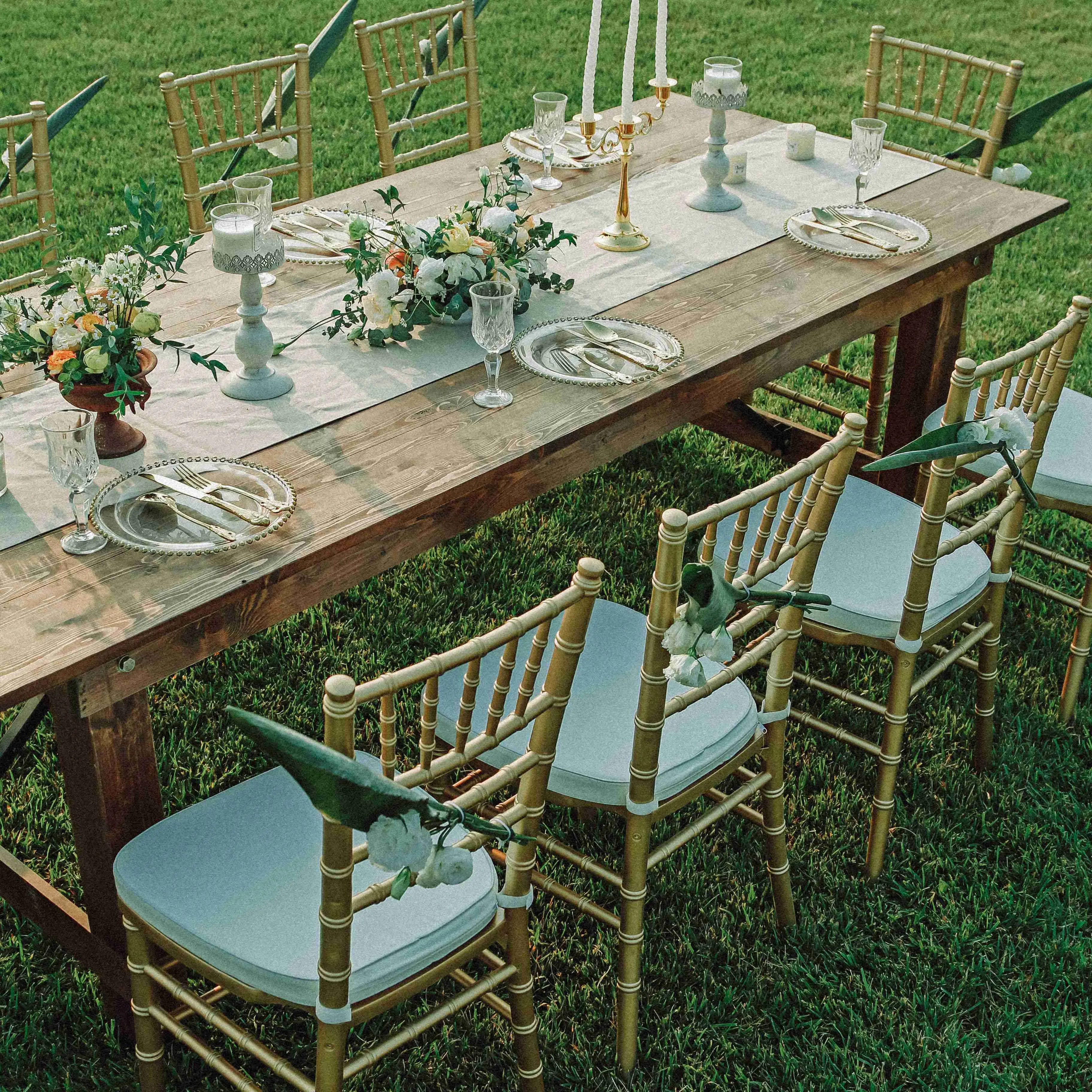 บริษัทให้เช่างานไม้เก้าอี้ Sillas และโต๊ะสำหรับจัดเลี้ยงโรงแรมในสวน