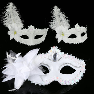 Masque de Noël en plumes d'autruche et gaze vénitienne blanche pour Halloween - Product Image 1