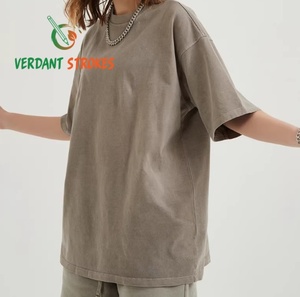 Traques vertes. Shorts de mode pour hommes 100% coton personnalisés avec finition délavée à la pierre et au sel - Product Image 3