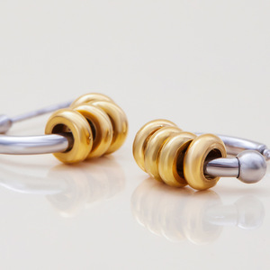 Pendientes Huggie de Oro de 18K y Acero Inoxidable, Dos Tonos, Círculo Geométrico, Forma de C Pequeña, Joyería de Moda - Product Image 4