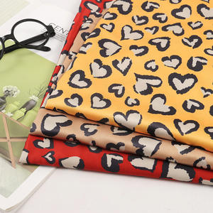 Tissu en satin extensible à imprimés cœur, étoffe m pour confection de vêtements de femme - Product Image 1
