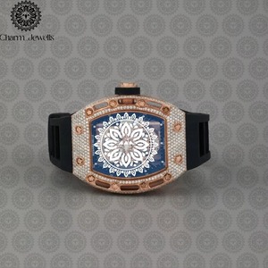 Montre en Moissanite Diamantée de Luxe en Promotion avec Matériaux Premium pour Tenues Professionnelles et Décontractées Disponible à la Vente - Product Image 1
