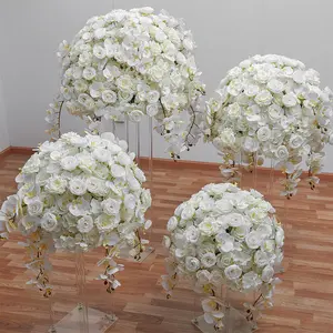 Forniture per feste personalizzate di alta qualità centrotavola per matrimoni con sfera di fiori di rosa bianca artificiale per la decorazione di nozze