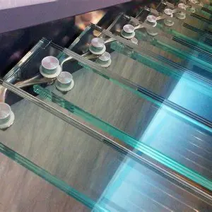 Многослойное закаленное стекло толщиной 8 + 8 мм для лестниц