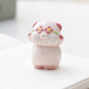 สินค้าใหม่มาแรง! ของตกแต่งเซรามิกรูปหมูขี้อาย ดีไซน์คลายเครียด เหมาะสำหรับตั้งโต๊ะทำงาน ของขวัญสำนักงาน ขายส่ง - Product Image 1