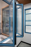 Jendela Lipat Aluminium Thermal Break Aomeja Langsung dari Pabrik, Tahan Benturan Badai, Custom untuk Balkon, Patio, Hunian