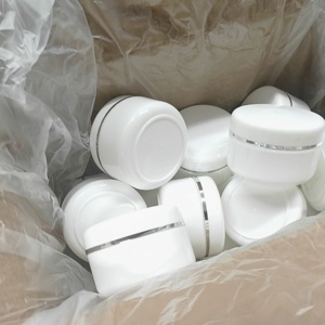 In Stock PP Cream <b>Jar</b> 50g 100g Round Shape White PP <b>Plastic</b> Face Cream <b>Jar</b> with Gold Edge - Product Image 3