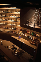 Comptoir de bar à cocktails en acier inoxydable brossé - en forme de U avec dessus en verre et éclairage LED pour bar avec porte-vin de luxe