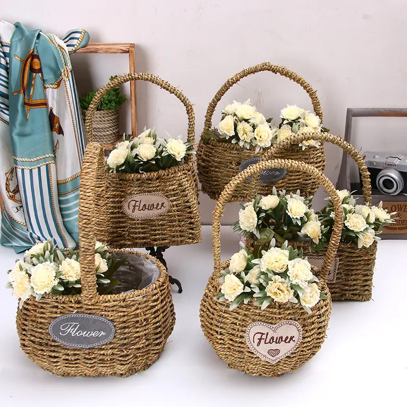 थोक देहाती पुआल फूलों की टोकरी और बर्तन हस्तनिर्मित रतन फूलों की व्यवस्था पोर्टेबल रतन भंडारण टोकरी फल टोकरी