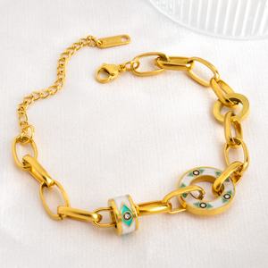 Bracelet manchette vintage étanche en acier inoxydable plaqué or 14 carats avec zircon, ajustable, motif lettres, pour femme, vente en gros - Product Image 5