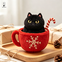 Peluche de Noël Chat Noir avec Flocon de Neige et Tasse Rouge, Poupée Rembourrée avec Canne en Sucrée, Décoration de Maison pour les Fêtes, Cadeau de Noël