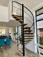 Escalier de luxe à double poutre en acier et bois massif avec garde-corps à câbles et construction durable pour usage intérieur