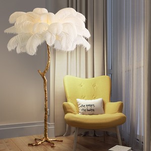 Lampadaire 35 <span class=keywords><strong>plumes</strong></span> d'autruche décor moderne de luxe <span class=keywords><strong>avec</strong></span> base en résine dorée excellent éclairage - Product Image 5
