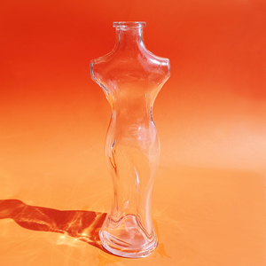 Botellas de vidrio personalizadas diseñadas con una hermosa silueta femenina, botella de vidrio reutilizable para la decoración de licor y whisky - Product Image 3