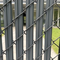 Lames ailées pour clôture grillagée à double paroi avec système de verrouillage vertical inférieur pour écran d'intimité