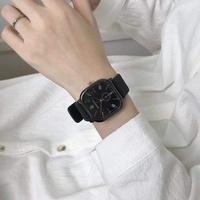 Nouvelle montre à quartz unisexe élégante et minimaliste de style sportif avec boîtier en alliage et cadran à aiguilles pour les couples et les étudiants