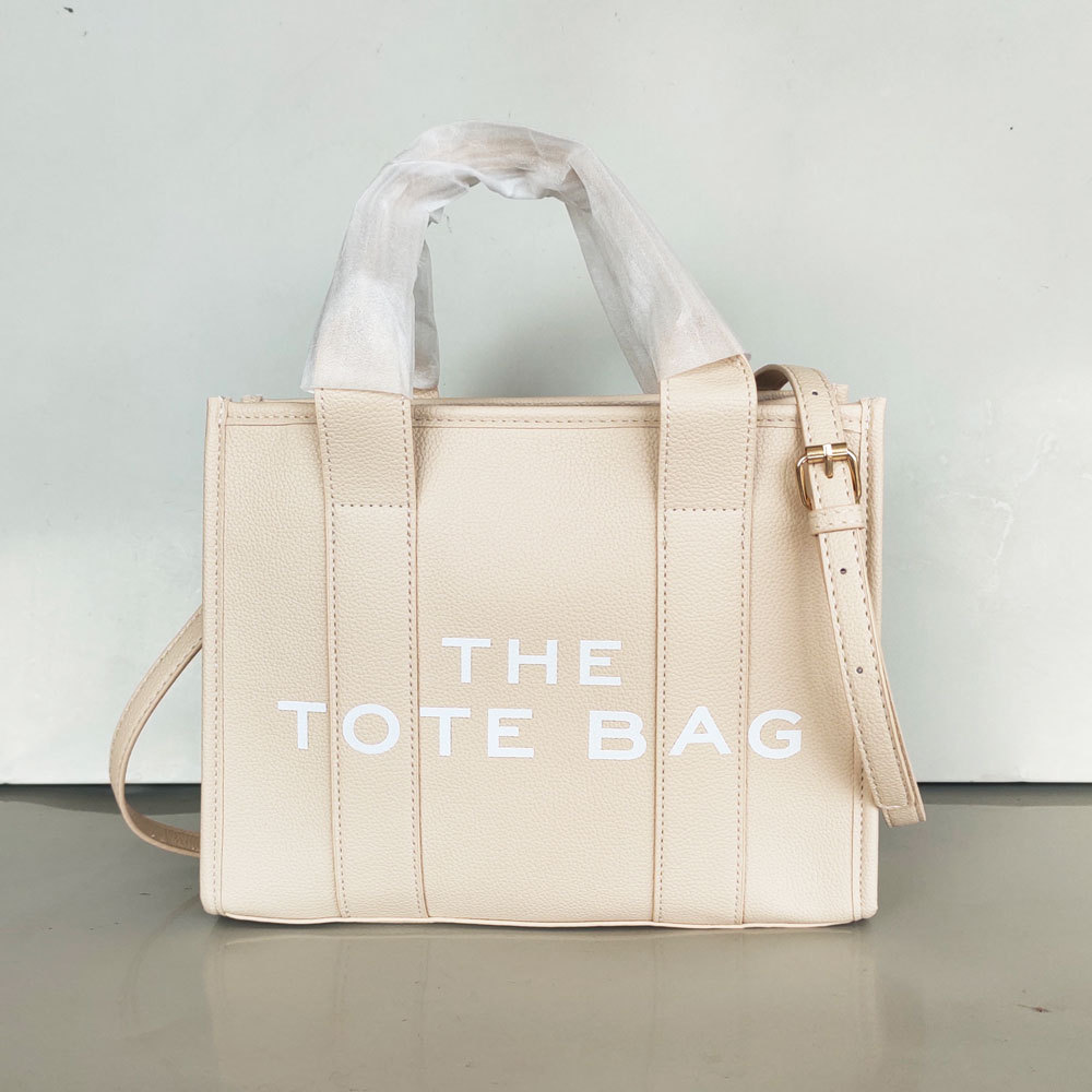 [Due righe di testo - beige - testo bianco stampato]