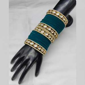 Ensemble de bracelets en velours plaqué or avec pierres Kundan vertes et perles de la collection de bijoux fins Jewelemarket - Product Image 2