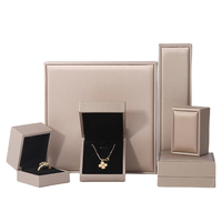 Boîte cadeau de luxe pour bijoux, emballage personnalisé pour bagues, présentoir à bagues, présentoir à colliers en velours, emballage sur mesure pour bijoux