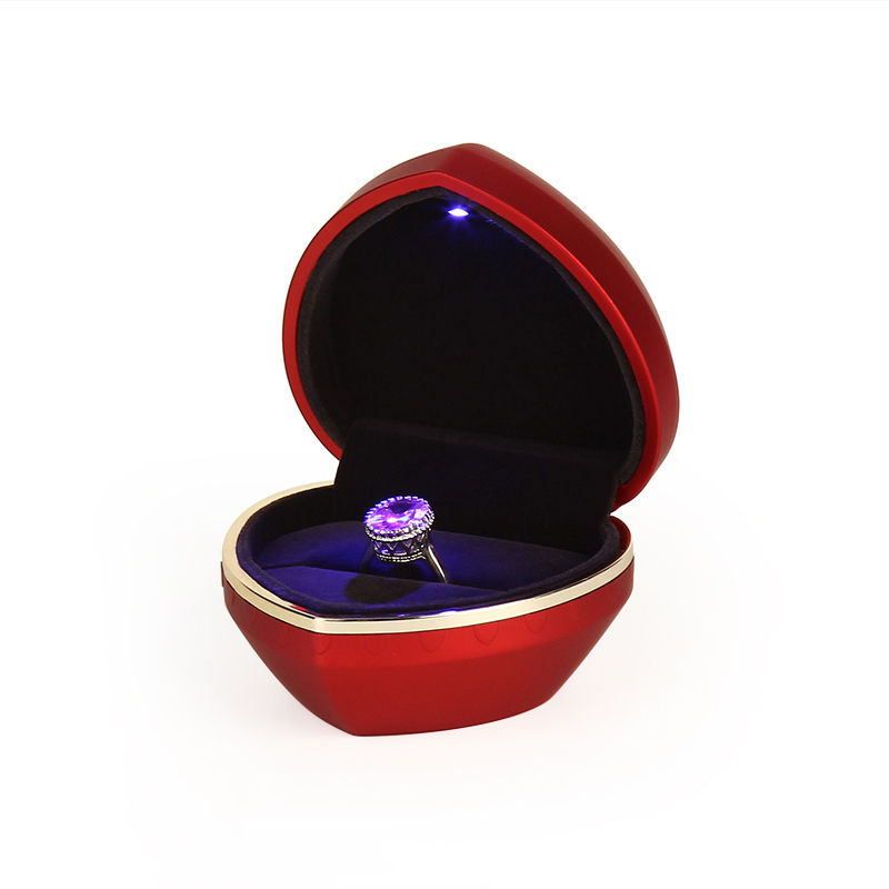 Boîte de bague rouge