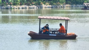 เรือไฟฟ้าสไตล์โบราณแบบทาสี (5 ที่นั่ง) - Product Image 6