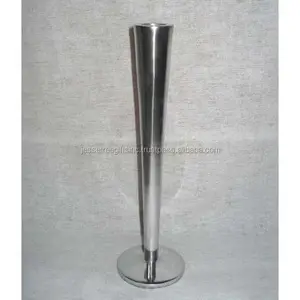 Handgefertigter Kerzenstachel aus Aluminium konischem Turmstil mit glänzender polierter Oberfläche runde Form Premium-Qualität für Heimdekoration