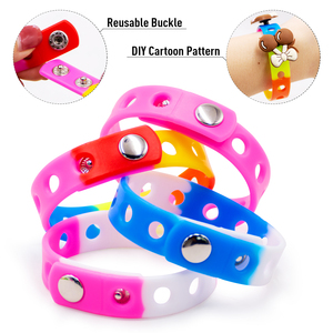 Pulseras de silicona con logotipo personalizable, perfectas para <span class=keywords><strong>Jibbitz</strong></span> y Clog Charms, recuerdos de fiesta, accesorios diarios para niños y niñas - Product Image 1