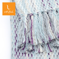 Couverture tissée à pompons teintée dans la section printemps-été pour la décoration intérieure