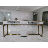 Table de manucure avec cadre doré tendance avec aspirateur