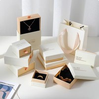 Ensemble de boîtes d'emballage pour bijoux en gros avec sac à main et ruban, étui cadeau carré rose et blanc