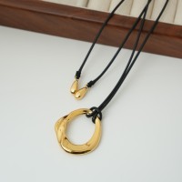 Nouveau collier en cuir noir avec pendentif cercle doré, en laiton plaqué or véritable, design haut de gamme, accessoires pour femmes