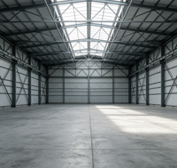 Hangar préfabriqué en structure d'acier avec poutres en H pour le stockage et l'entretien d'avions, de jets privés et de matériel aéroportuaire
