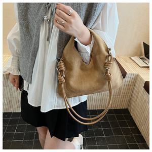 Sacs à bandoulière en cuir neufs en gros, sacs à bandoulière pour femmes en daim, sacs fourre-tout classiques polyvalents de qualité et tendance - Product Image 6