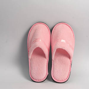 Einweg-Hotelpantoffeln aus Korallen-Fleece, weiche, bestickte <span class=keywords><strong>Spa</strong></span>-Slipper für Hotels und Spas - Product Image 2