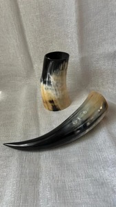 Jarra de cuerno vikinga hecha a mano, taza de cerveza de cuerno natural, recipiente medieval nórdico para beber, para bodas, fiestas, festivales y regalos. - Product Image 3