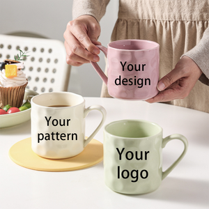 Tasse à café en céramique colorée <span class=keywords><strong>de</strong></span> 10oz avec motif en relief vente chaude blanc rose vert gris tasses <span class=keywords><strong>de</strong></span> couleur - Product Image 1