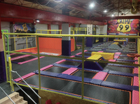 Structure de jeu commerciale personnalisée pour enfants : trampoline intérieur multi-usage avec enclos en acier galvanisé, parc de saut clôturé et piscine à balles