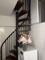 Escalier en colimaçon sur mesure avec marches en bois, gain de place, moderne, pour loft et villa intérieurs