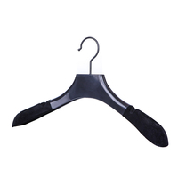 Cintre pour robe de mariage noir pour femmes en velours à épaules larges avec logo personnalisé de boutique Cintre pour veste et costume Cintre en plastique pour manteau et chemise antidérapant