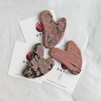 Planche de Gua Sha en œil de tigre naturel, forme cœur, pierre de massage en cristal, outil de soin du visage et spa, vente en gros