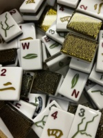 Fabricante de Fichas de Mahjong Americanas Personalizadas, Diseño Grabado de Dragón, Flor, Viento y Joker, Fichas de Mahjong Acrílicas, Servicio OEM ODM