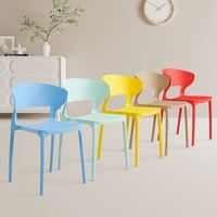 Chaise d'appoint moderne en plastique de style français, dossier croisé, design pratique, coussin doux, plastique robuste, finition lisse