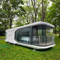 Capsule spatiale préfabriquée moderne pour l'extérieur, idéale pour les écoles, les hôtels, et les tentes mobiles – Design graphique inclus