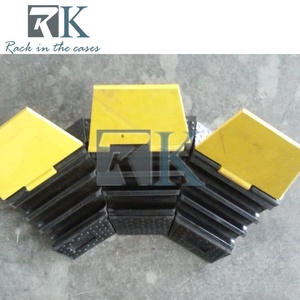Rampe de protection de câbles extérieure jaune et noire pour couvrir les cordons au sol et lors d'événements - Product Image 3