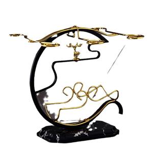 Porte-bouteilles rond moderne avec ornement cerf doré – Présentoir de bar durable pour la maison et les fêtes - Product Image 4