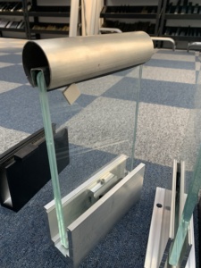 Bandes lumineuses <span class=keywords><strong>LED</strong></span> intégrées, rampes en verre sans cadre, garde-corps d'escalier en profilé aluminium. Service de personnalisation disponible. - Product Image 3