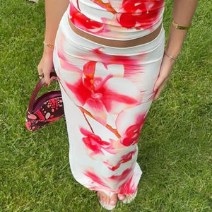 Falda midi ajustada con estampado tie-dye de flores rojas estilo bohemio para mujer, ideal para vacaciones de verano en la playa. - Product Image 1