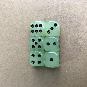Dado Acrílico Verde de 14 mm con Esquinas Cuadradas Negras y Logotipo Personalizado, Juguete para Juegos - Product Image 3
